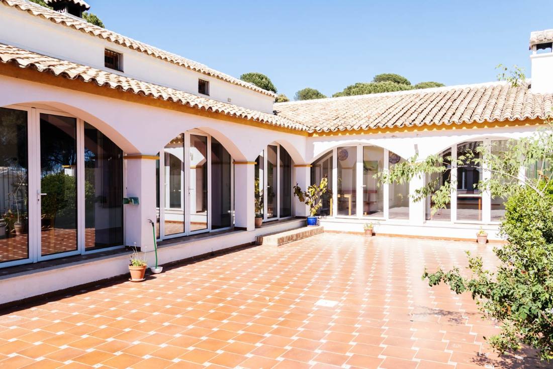 Patio del cortijo andaluz de Gato Clavo