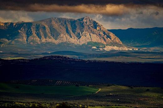 Paisaje de Sierra de Andújar: montaña con luz dramática