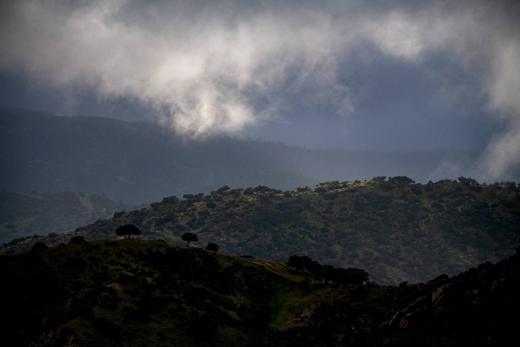 Paisaje de Sierra de Andújar: tormenta sobre la sierra